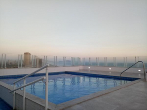 Prédio frente ao mar, piscina na cobertura, apartamento para até 6 pessoas, churrasqueira na sacada, Wi-Fi grátis, NÃO oferecemos roupas de cama e banho, 1 vaga de garagem na Praia Grande-Vila Mirim